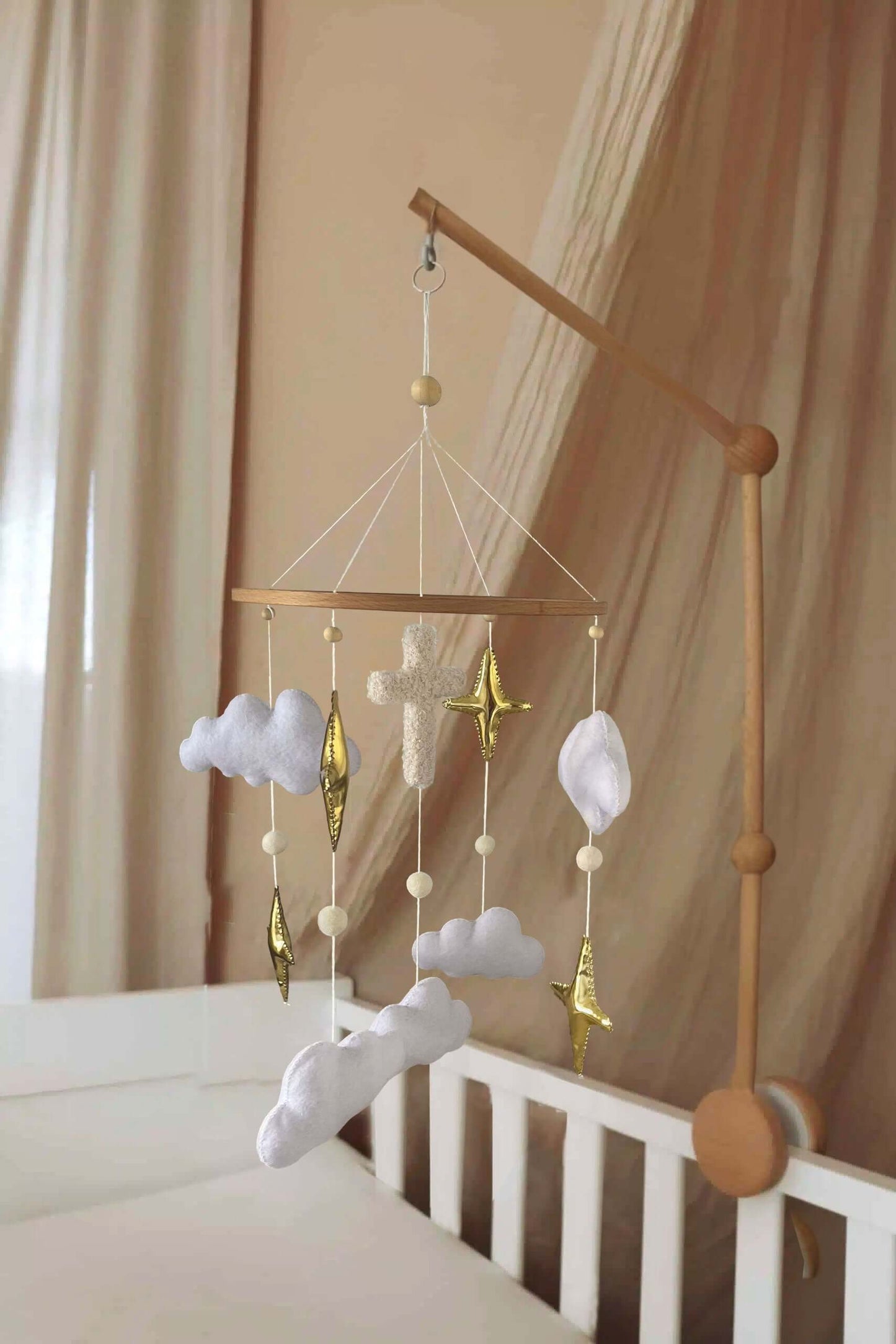 Etoile de Béthléem mobile with clouds, stars, and a cross for a soothing nursery atmosphere.