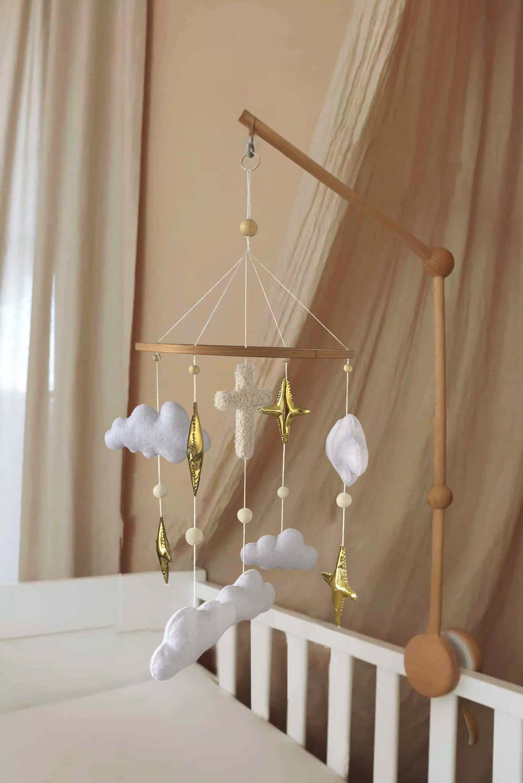 Etoile de Béthléem mobile with clouds, stars, and a cross for a soothing nursery atmosphere.