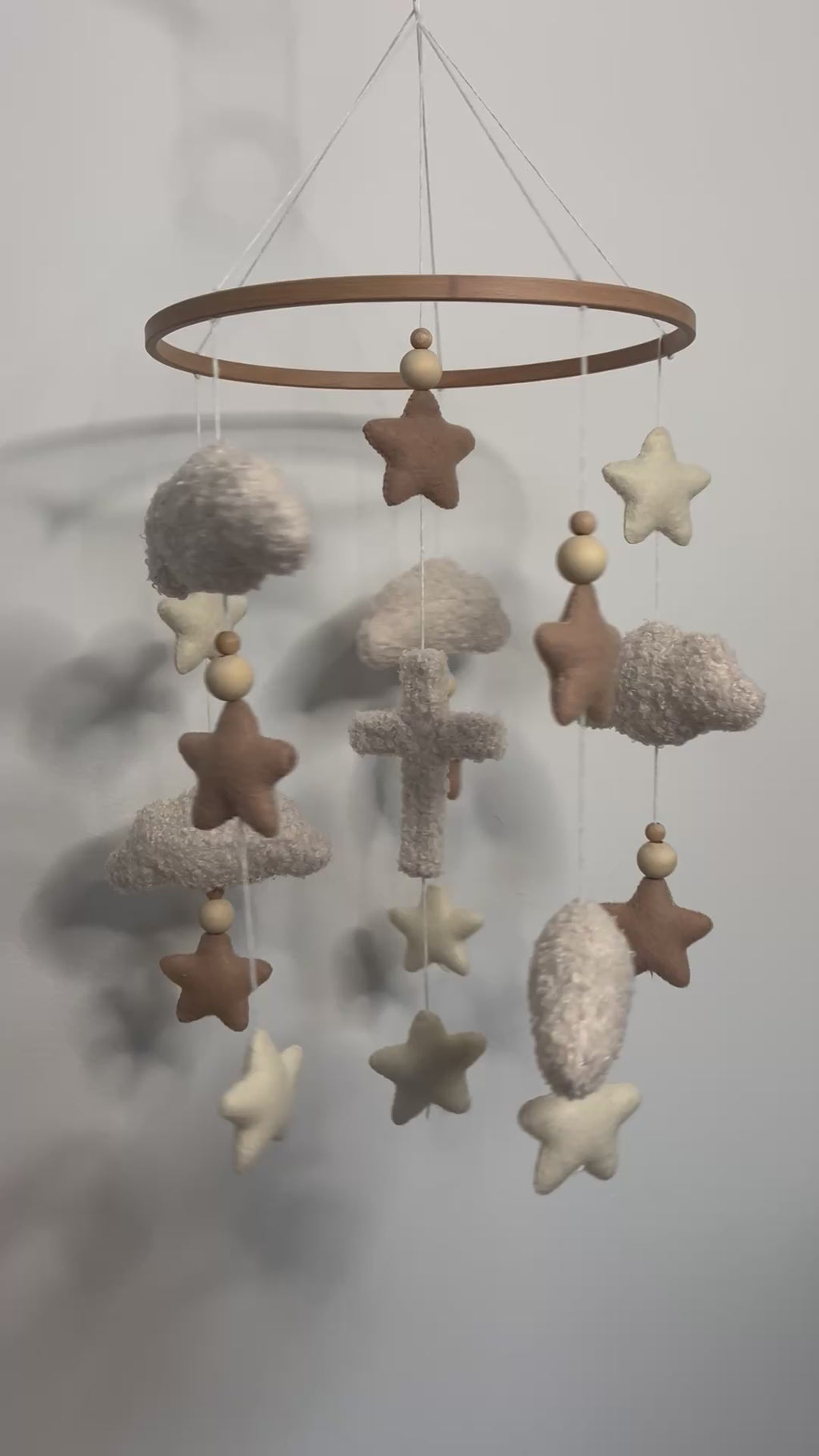 Mobile en feutre avec étoiles, croix et nuages pour éveiller la foi et apaiser les bébés.