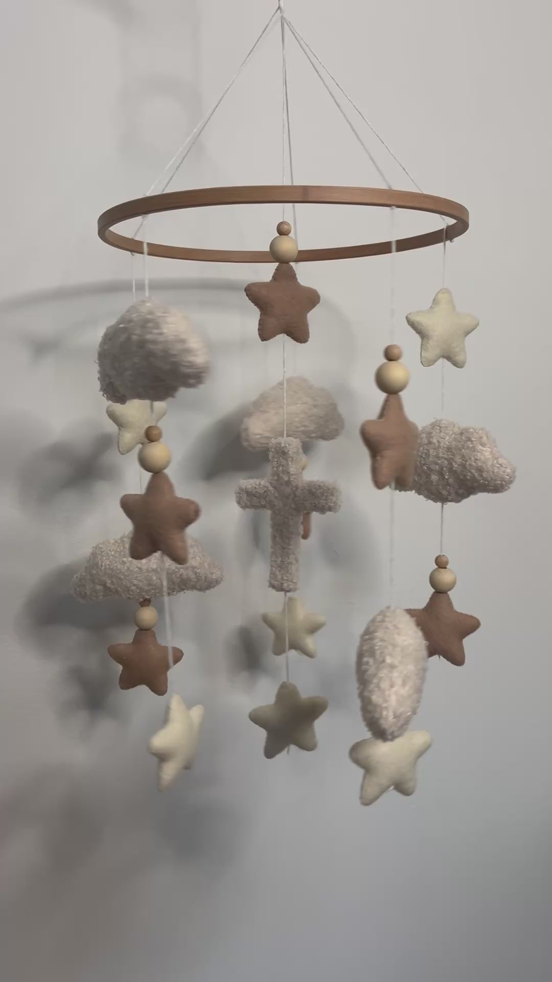 Mobile en feutre avec étoiles, croix et nuages pour éveiller la foi et apaiser les bébés.
