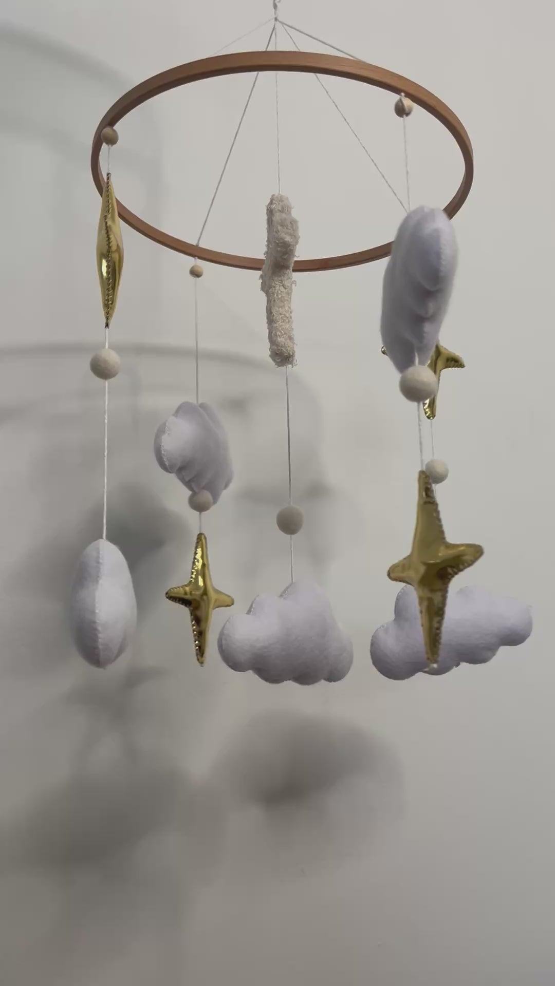 Etoile de Béthléem mobile in soft colors, featuring clouds and stars, promoting faith and tranquility for babies.